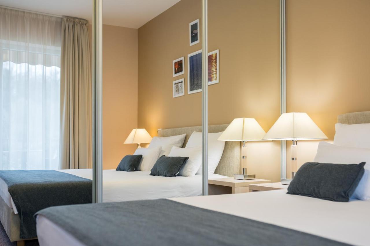Hotel Zlatna Vala Умаг Екстер'єр фото