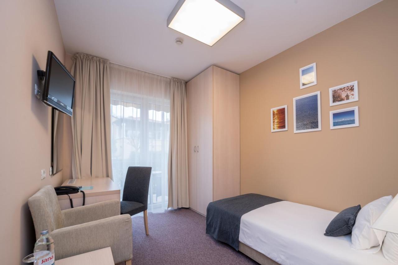 Hotel Zlatna Vala Умаг Екстер'єр фото