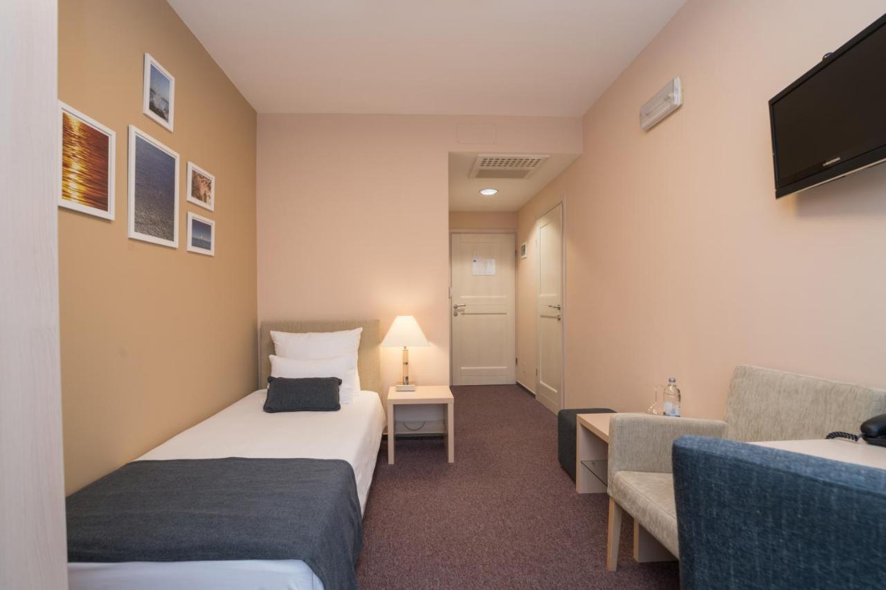 Hotel Zlatna Vala Умаг Екстер'єр фото