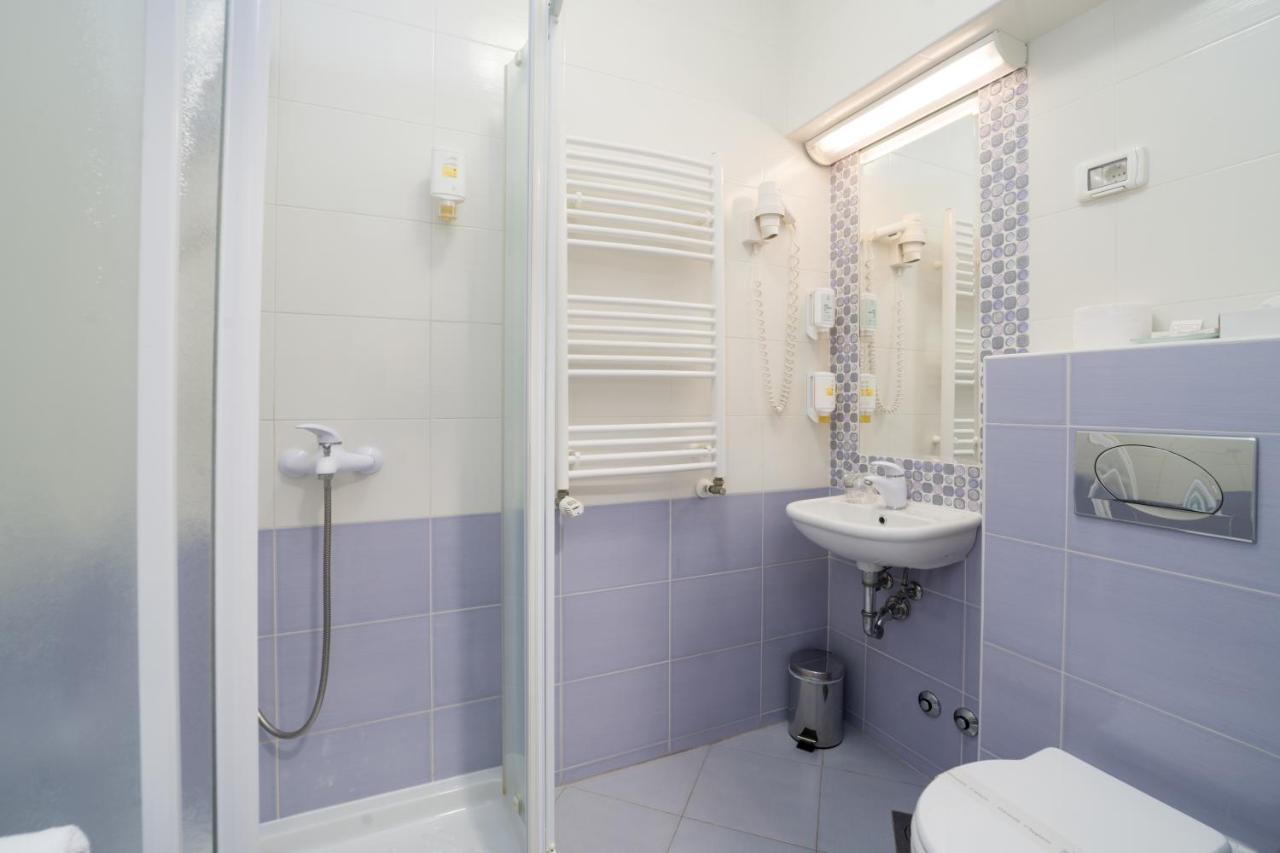 Hotel Zlatna Vala Умаг Екстер'єр фото