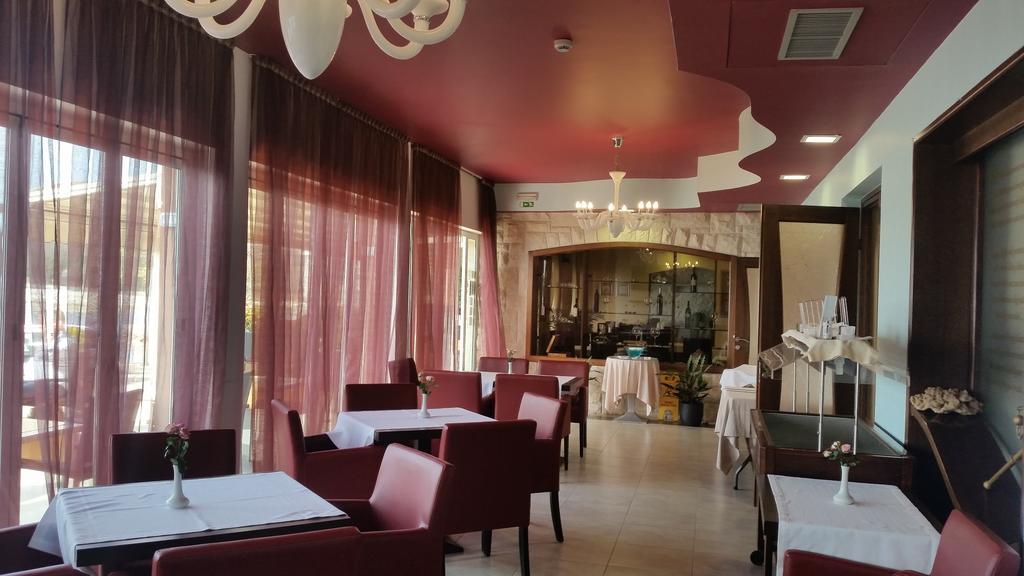 Hotel Zlatna Vala Умаг Екстер'єр фото