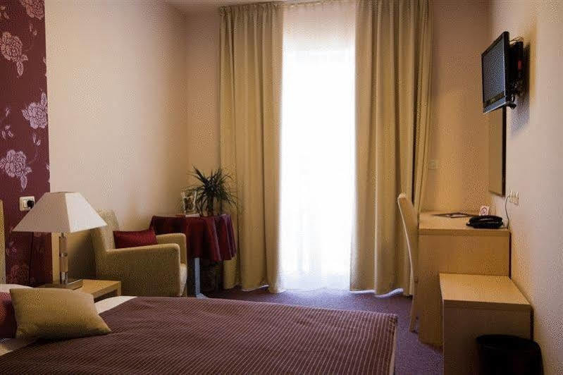 Hotel Zlatna Vala Умаг Екстер'єр фото