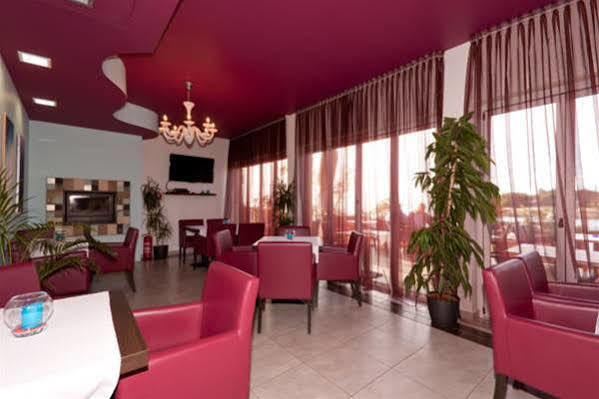 Hotel Zlatna Vala Умаг Екстер'єр фото